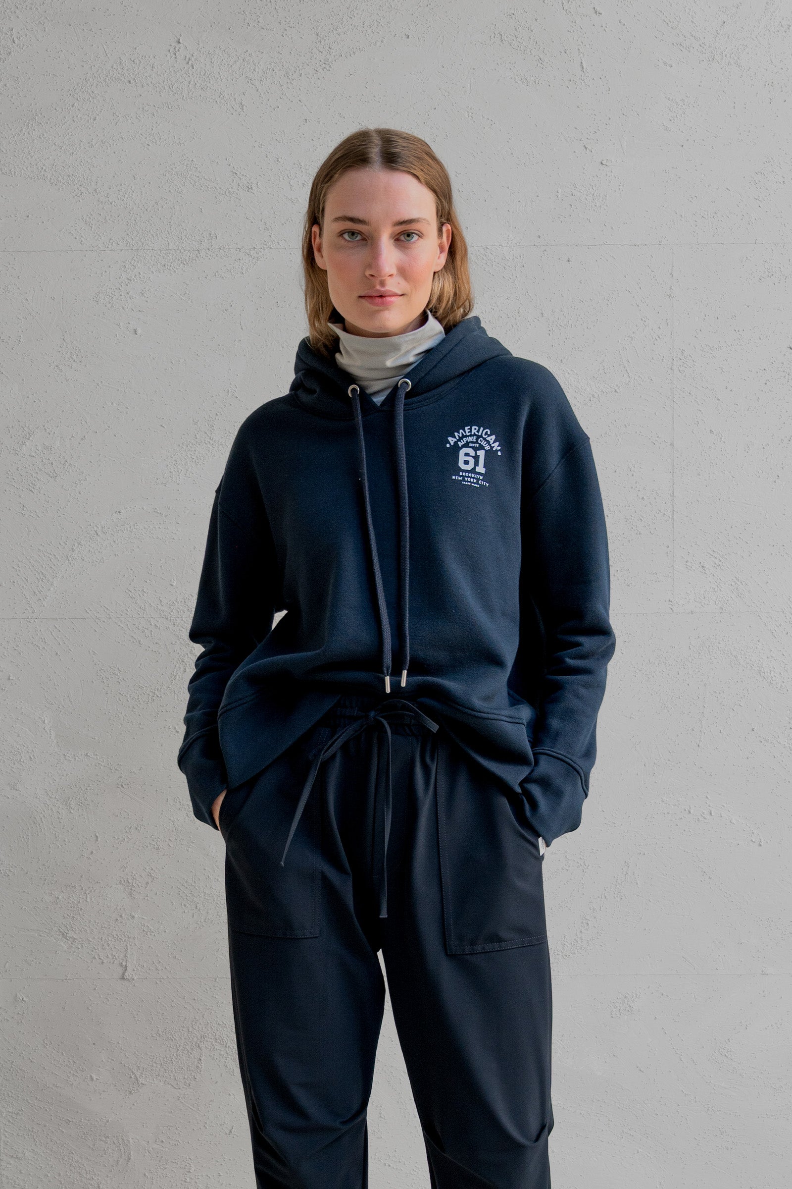 HOODIE PRINT (W25T1186) NAVY - WHITE